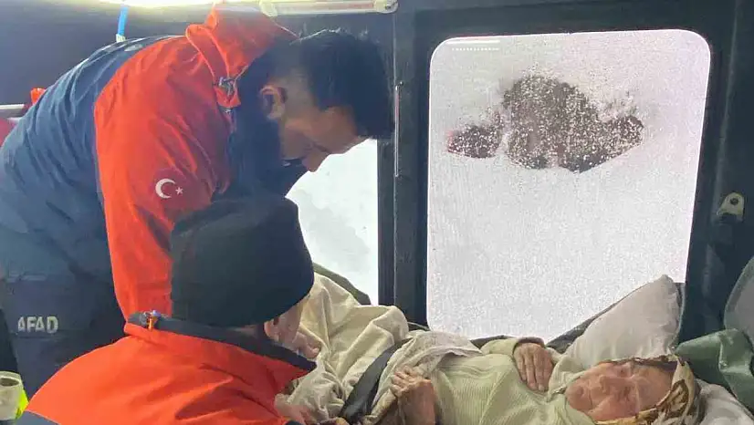 Kastamonu'da rahatsızlanan yaşlı kadını, AFAD ekipleri hastaneye ulaştırdı