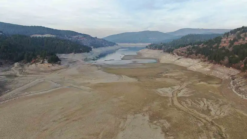 Kastamonu'nun su ihtiyacını karşılayan baraj gölünün büyük kısmı kurudu