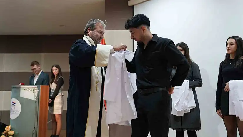 KBÜ'de tıp fakültesi öğrencileri beyaz önlük heyecanı yaşadı