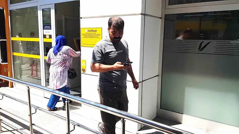 Kendisini arayan 'sahte polise' inandı, bin 500 dolarından oldu