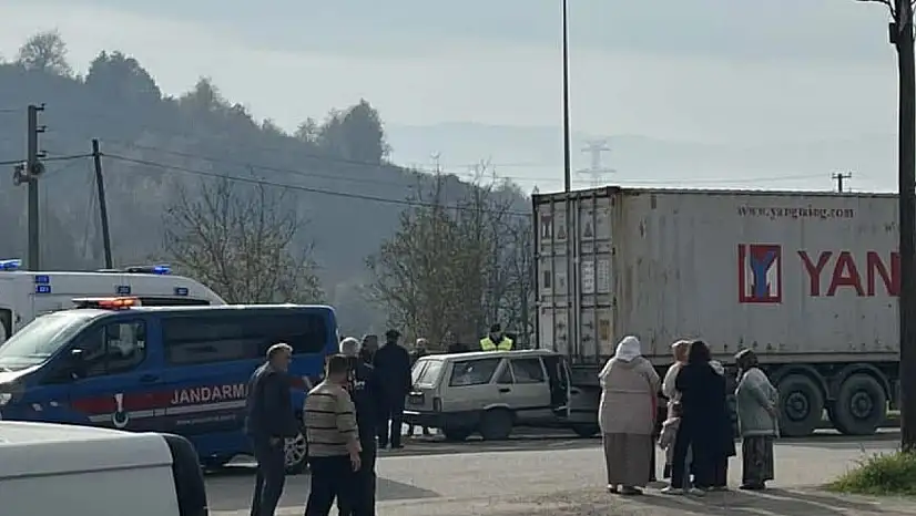 Otomobil tıra ok gibi saplandı: 2 yaralı