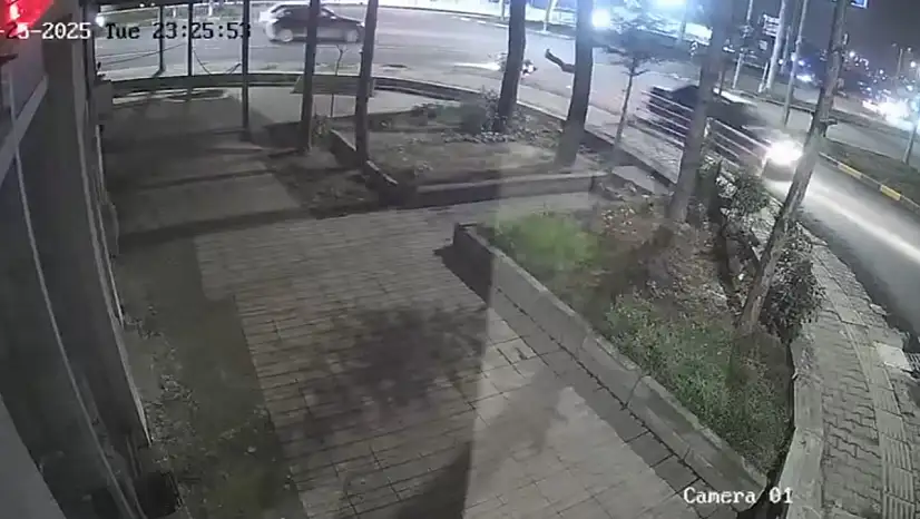 Otomobille motosikletin çarpıştığı kaza kamerada