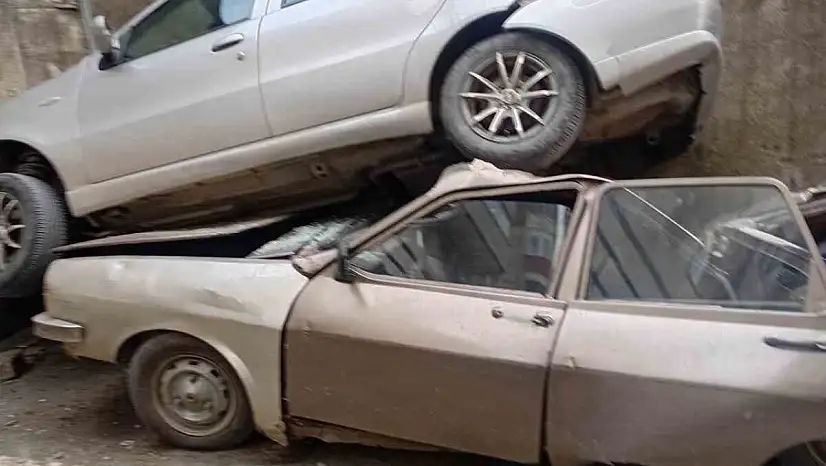 Rampada geriye kayan otomobil 8 metreden düşerek park halindeki aracın üzerine çıktı