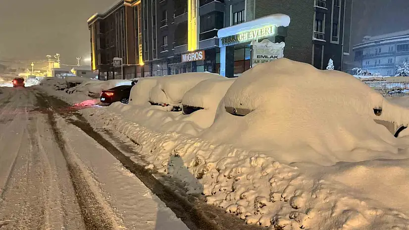 Safranbolu'da araçlar kar altında adeta kayboldu