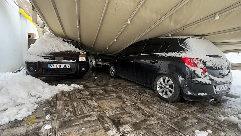 Safranbolu'da kar ağırlığı garajı çökertti: 3 araç zarar gördü