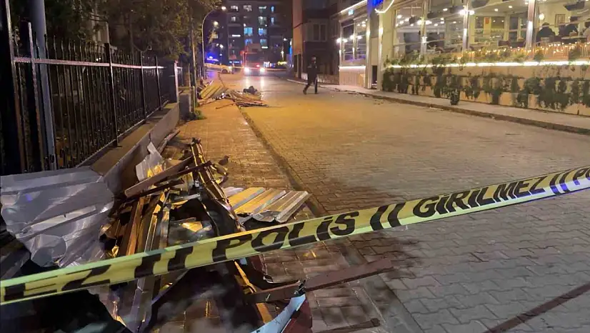 Fırtına çatıları uçurdu, ağaçları devirdi