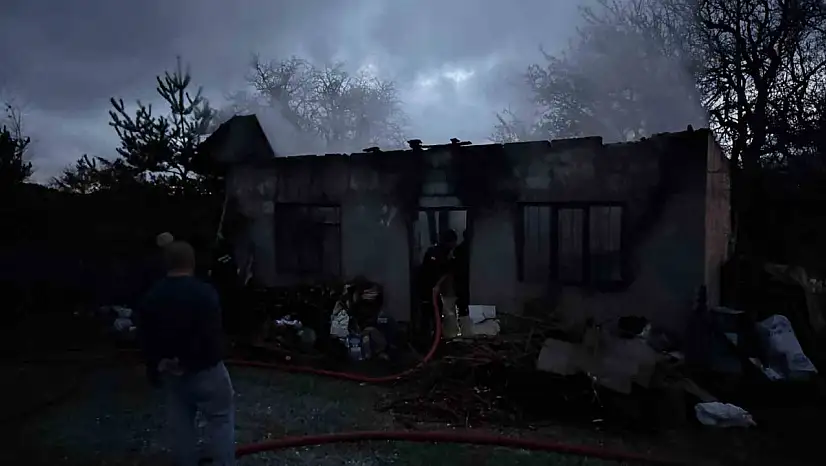 Hem kendini hem evi yaktı