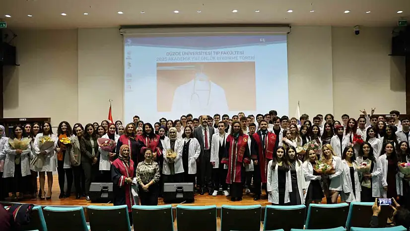 Tıp fakültesi öğrencileri beyaz önlüklerini giydi