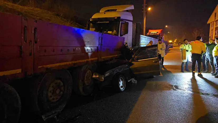 Tofaş tıra ok gibi saplandı: 1'i ağır 2 yaralı