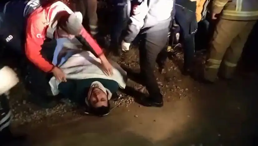 Uçuruma yuvarlanan motosikletliyi ekipler kurtardı