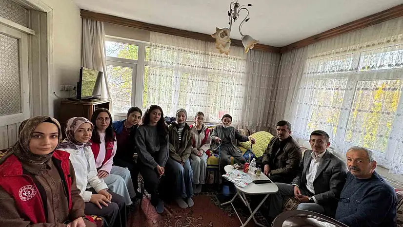 Üniversiteli gençler Bolu'nun asırlık çınarıyla buluştu