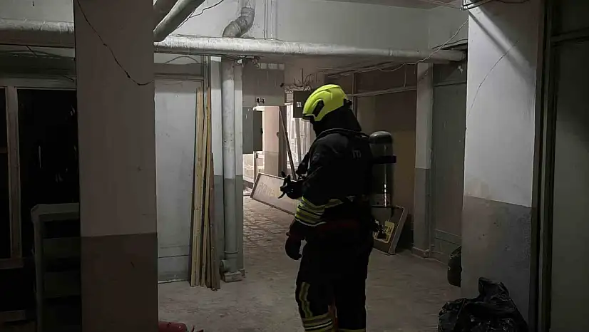 Üst katları otel olarak kullanılan iş merkezinde çıkan yangın ekipleri harekete geçirdi