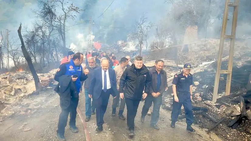 Vali Meftun Dallı'dan 11 evin küle döndüğü yangınla ilgili açıklama: 'Kontrol altında, soğutma çalışmaları devam ediyor'