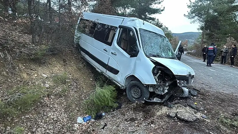 Yabancı öğrencileri taşıyan minibüs şarampole uçtu: 17 yaralı