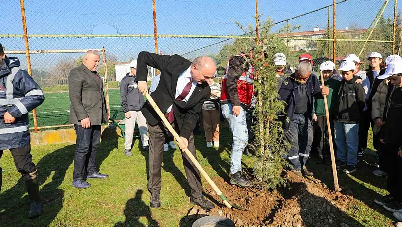 Yeşil Düzce'de fidanlar toprakla buluştu