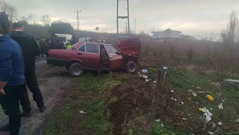 Yoldan çıkan otomobil elektrik direğine çarptı: 2 yaralı