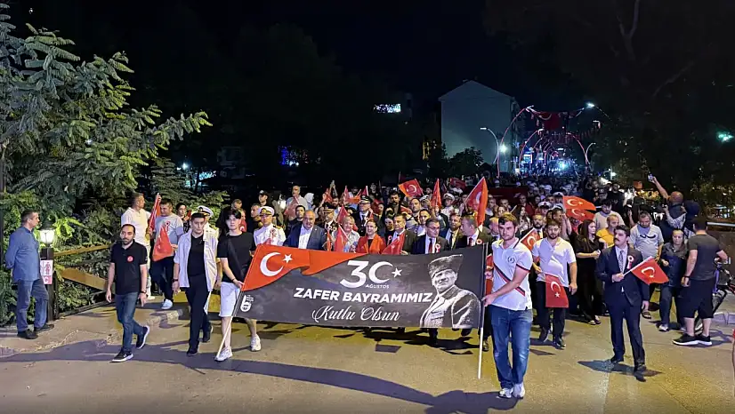 Zafer Bayramı coşkusu fener alayı yürüyüşü ile taçlandı