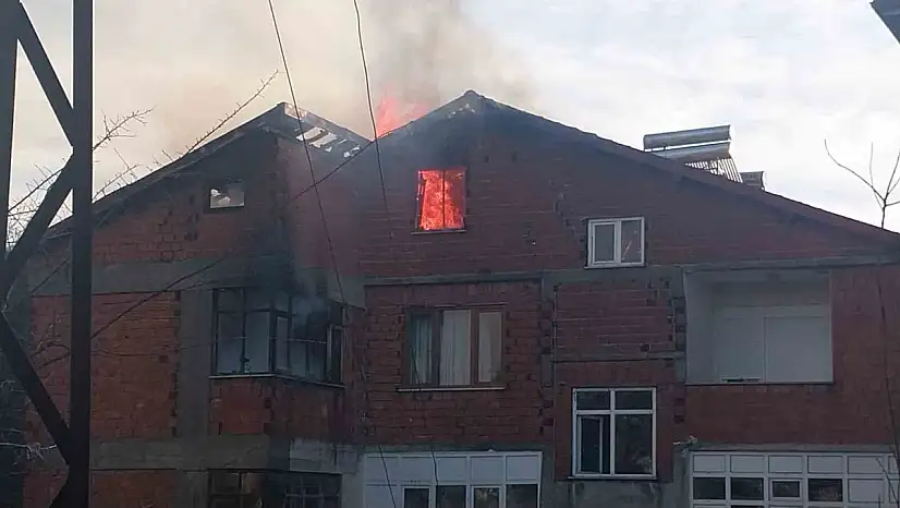 Zonguldak'ta 6 katlı binanın çatısı alev alev yandı