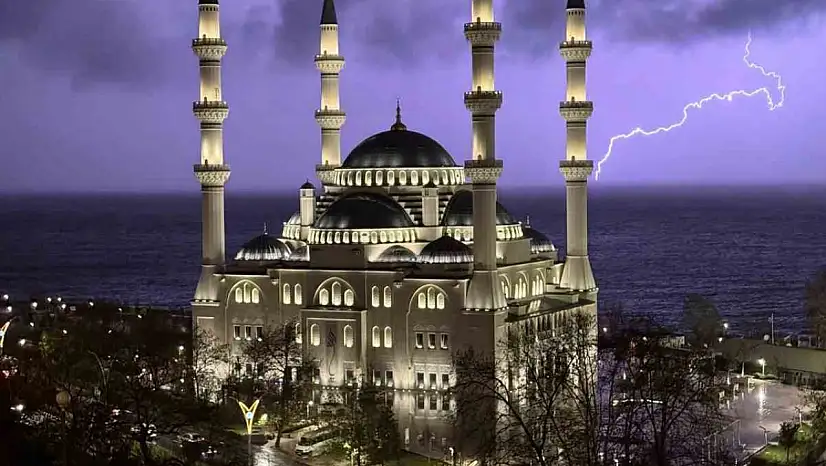 Zonguldak'ta şimşekler geceyi aydınlattı