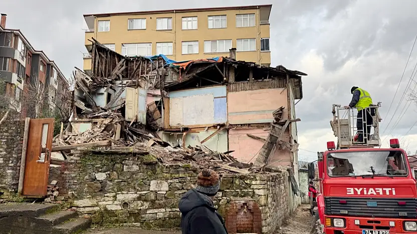 Ahşap bina yıkıldı