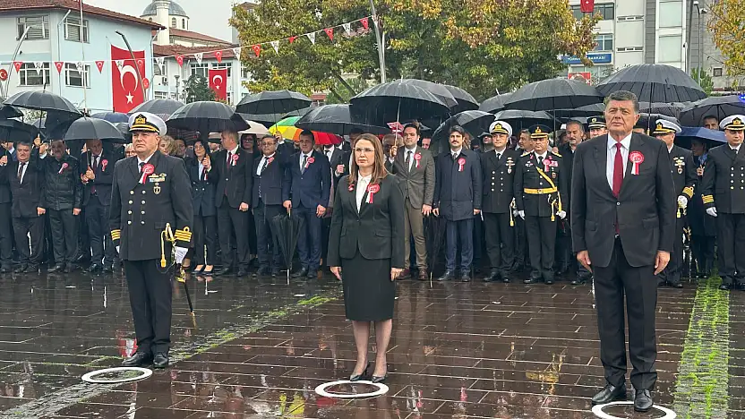 Çelenk sunma töreni düzenlendi