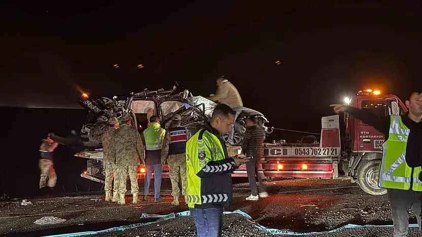 Diyarbakır'daki kazada ölen 4 kişinin cenazesi Adli Tıp Kurumu'na kaldırıldı