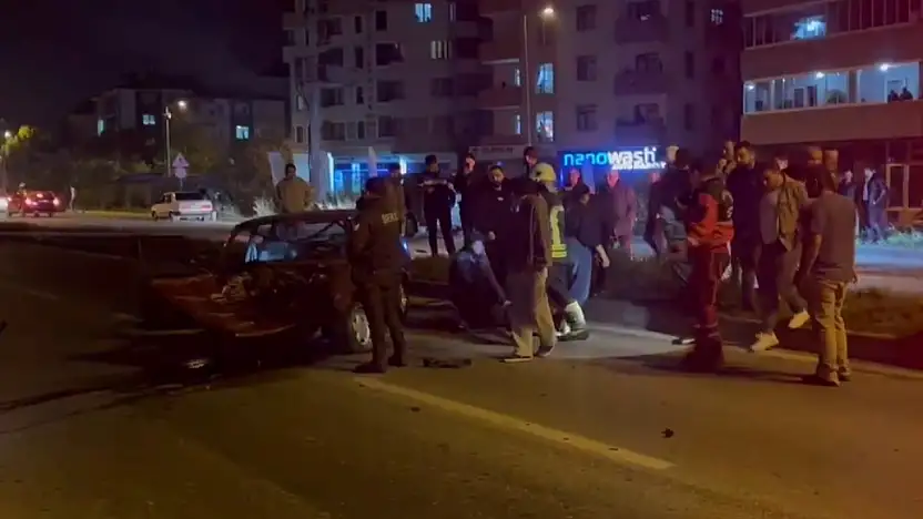 Elektrik direğine çarptı: 1 yaralı