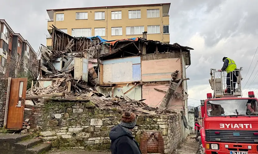 Ahşap bina yıkıldı