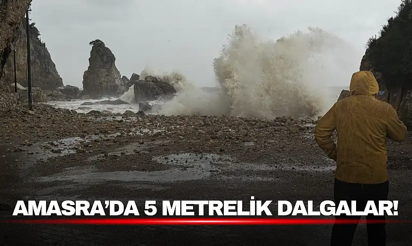 Amasra'da Fırtına Alarmı! Dev Dalgalar Kayaları Kıyıya Taşıdı