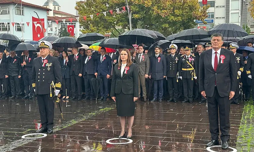 Çelenk sunma töreni düzenlendi