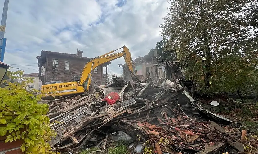 Metruk bina yıkıldı