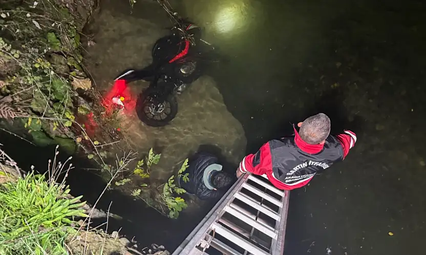 Motosikletiyle dereye uçtu