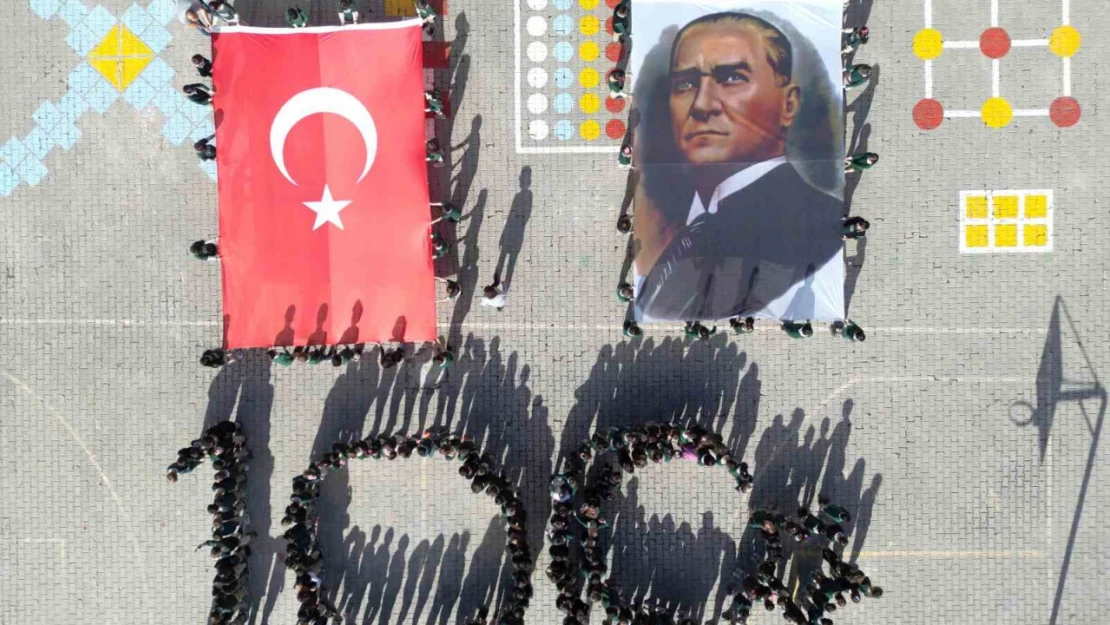 Öğrencilerden 100'üncü yılına özel koreografi