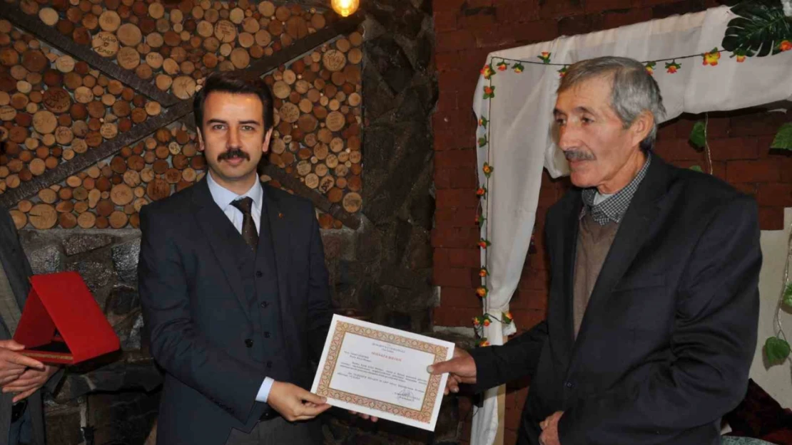 30 yıllık muhtar plaketle onurlandırıldı