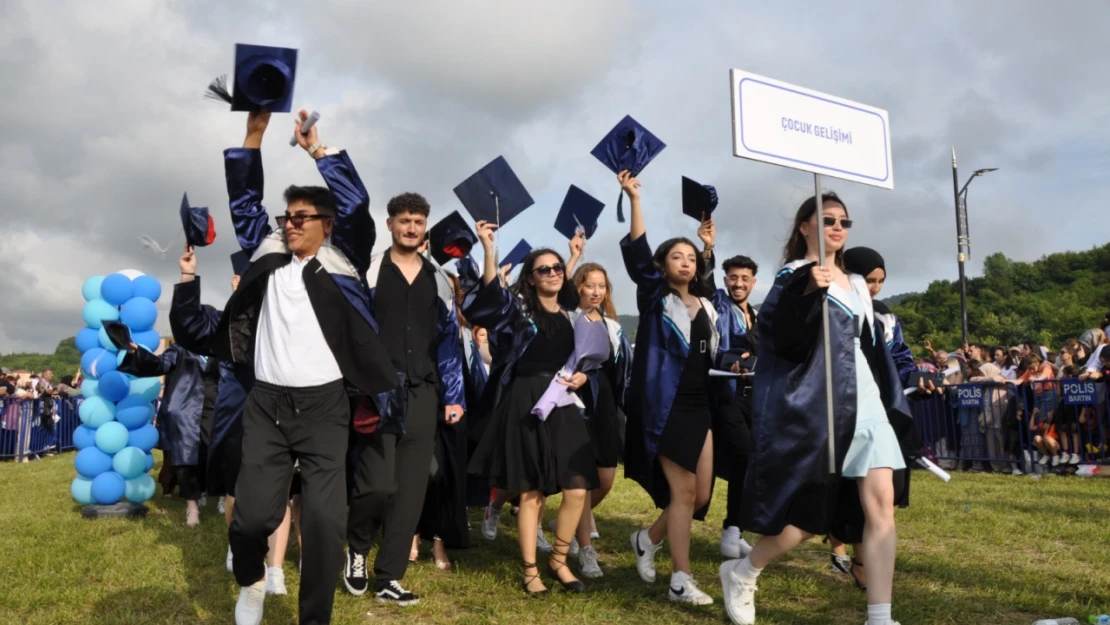 4 bin öğrenci mezuniyet heyecanı yaşadı