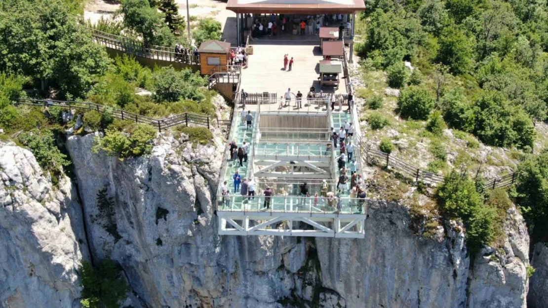 450 metre yükseklikteki kanyon üzerindeki cam teras nefes kesiyor