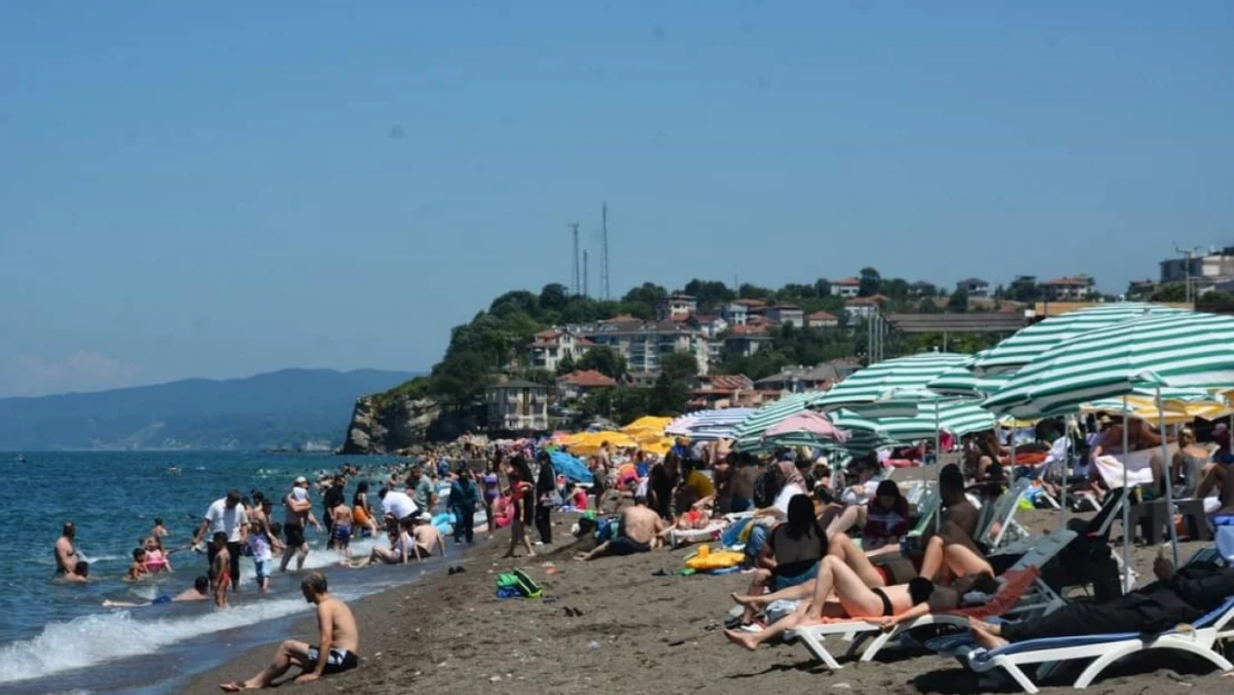 Akçakoca sahilleri tıklım tıklım doldu