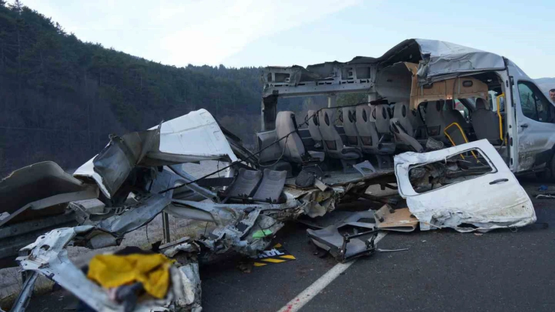 Akıllara durgunluk veren kaza, minibüs kağıt gibi yırtıldı: 1 ölü, 4 yaralı