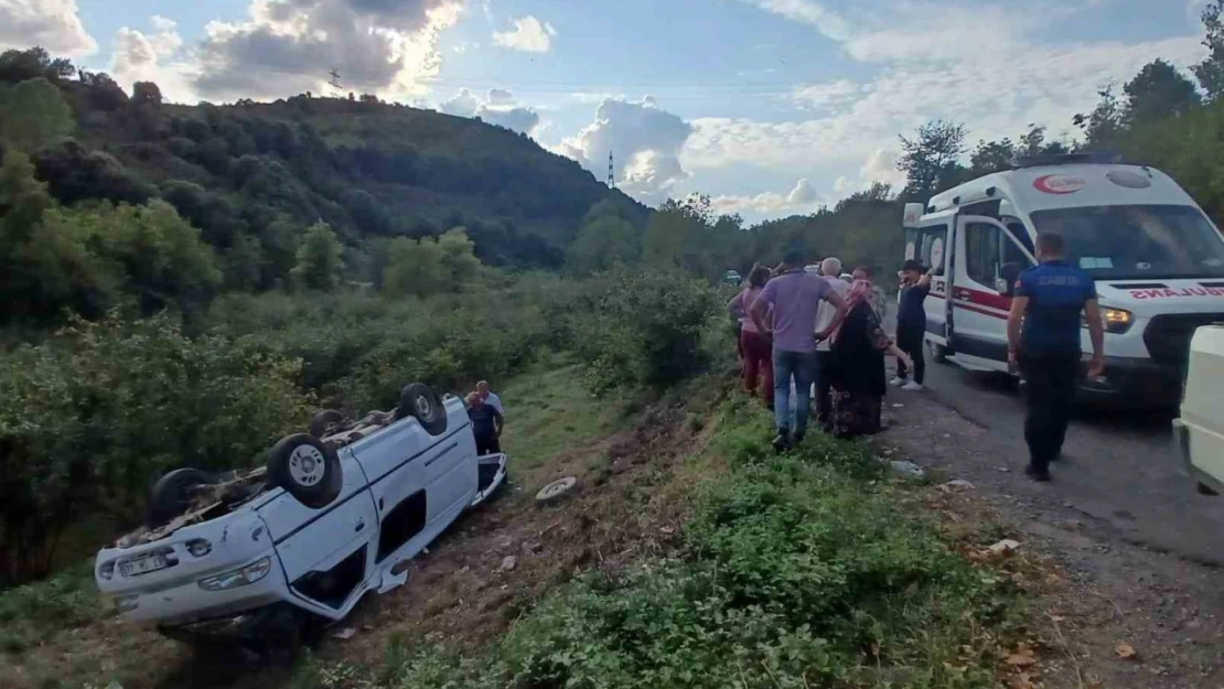 Alaplı'da hafif ticari araç takla attı 2 yaralı