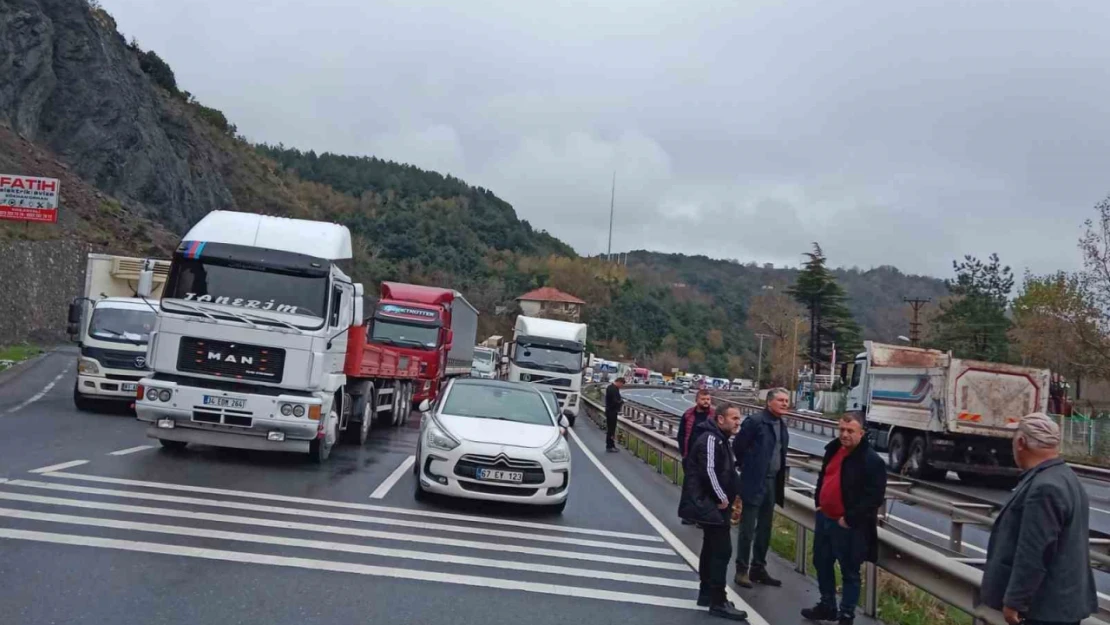 Alaplı - Kdz Ereğli karayolu heyelan nedeniyle trafiğe kapandı