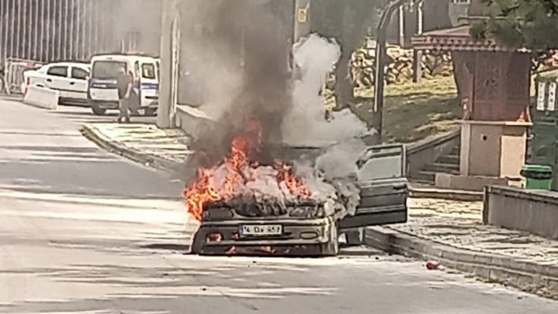 Alev alev yanan otomobilden geriye hurda yığını kaldı