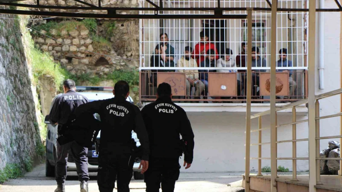 Amasya'da yakalanan 64 kaçak göçmenden 25'i Göç İdaresi Müdürlüğü binasından kaçtı