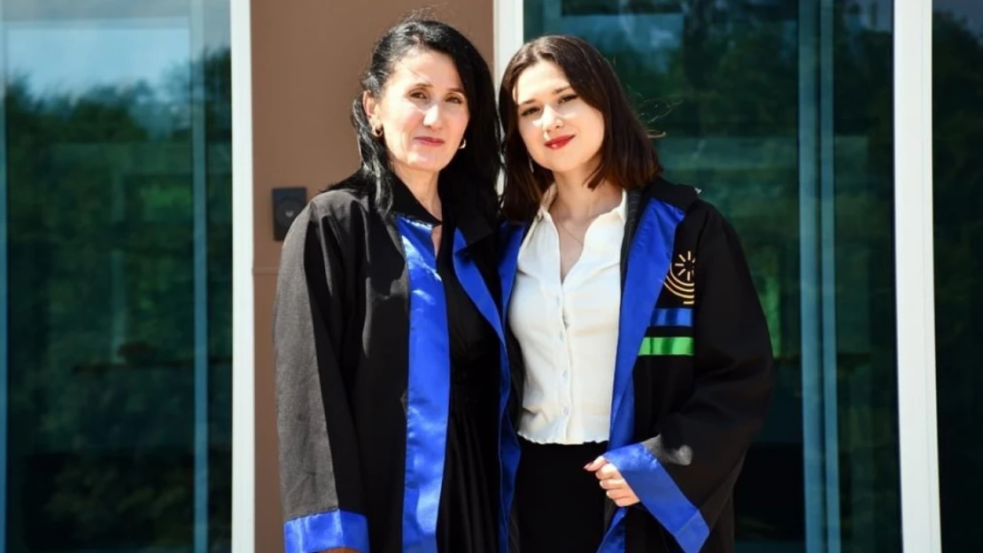 Anne ve kızı aynı fakülteden birlikte mezun oldu