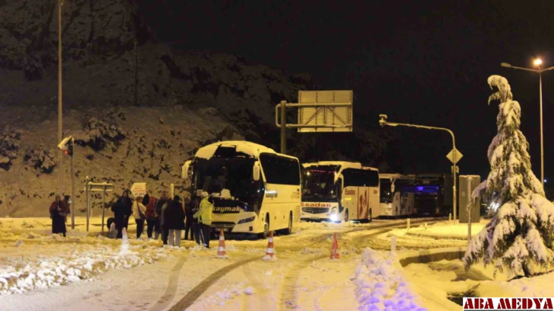 Antalya-Konya Kara Yolu'nda yüzlerce araç yolun açılmasını bekliyor