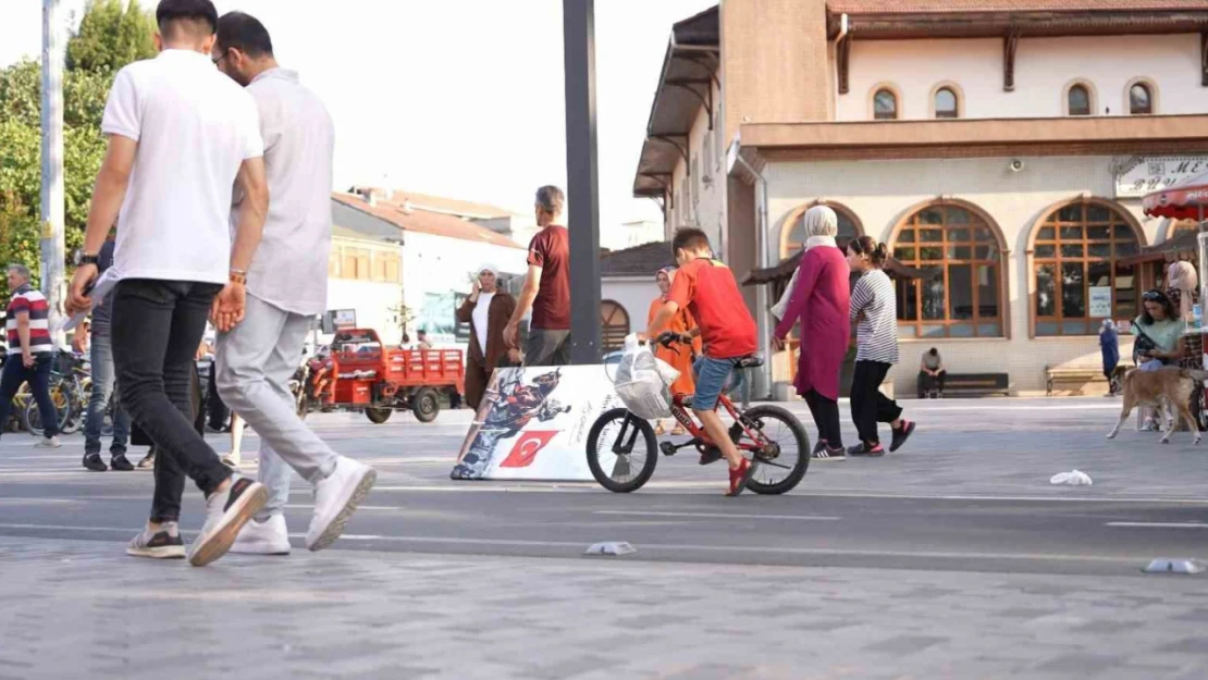 Atatürk ve Türk Bayrağı hassasiyet kameralara yansıdı