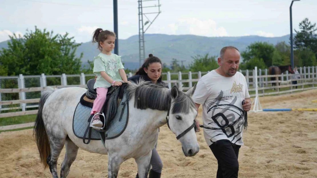 Atlarla dolu hem çocuklara umut oluyor hem de şehir stresini unutturuyor