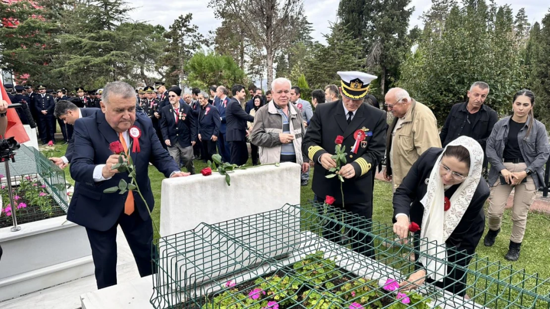 Bartın'ın şehitleri kabirleri başında anıldı