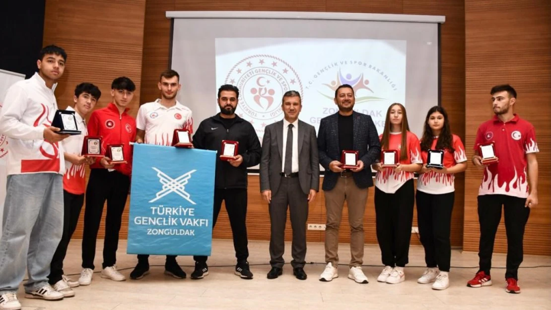  Başarılı sporcular ödüllerini aldı