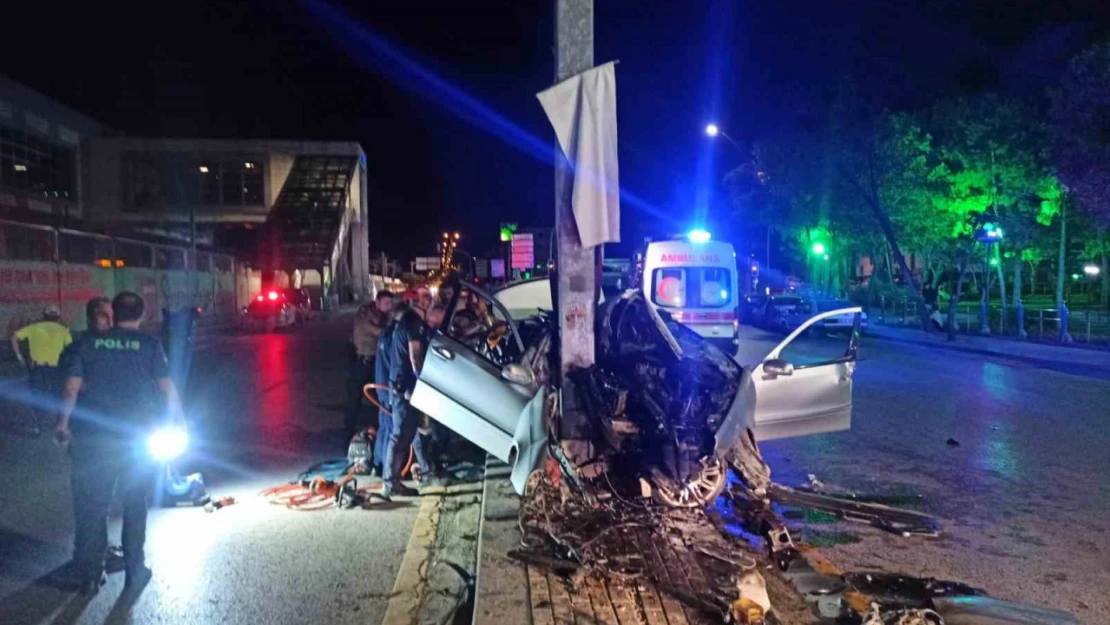 Başkentte direğe çarpan araç hurdaya döndü: 1 ölü