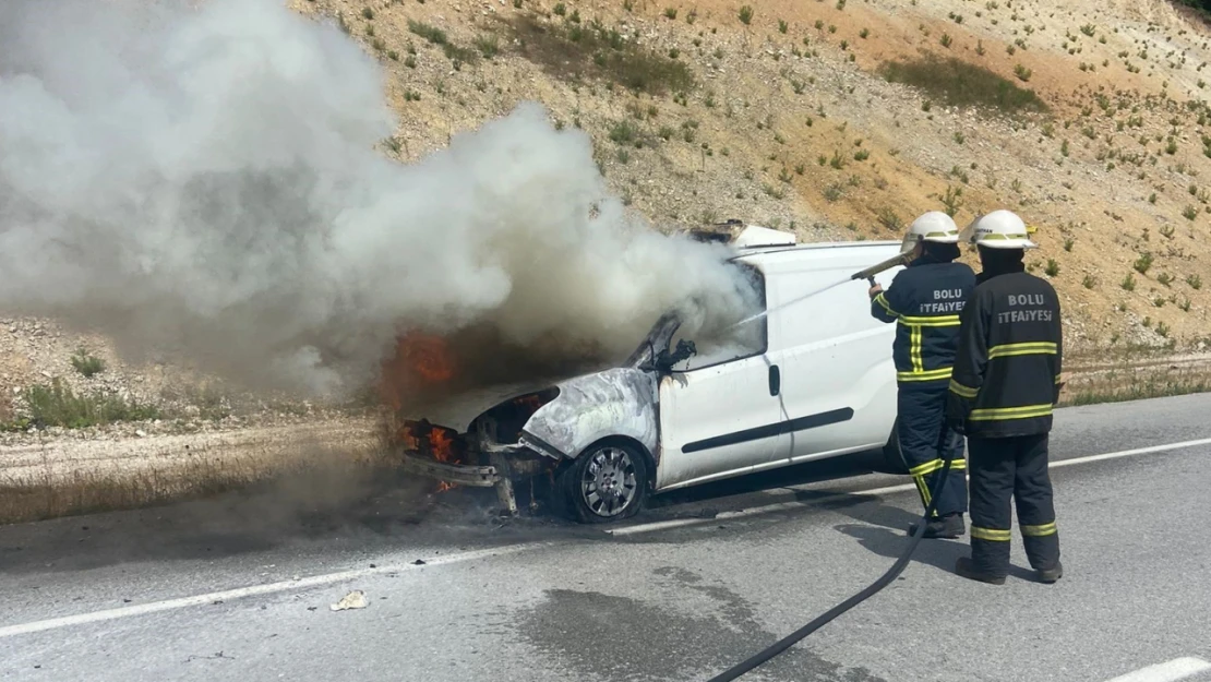 Bolu'da hafif ticari araç alev alev yandı